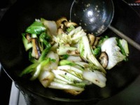 野菜を中華なべで炒める