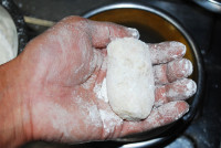 小麦粉と溶き卵を付ける