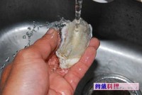 生牡蠣を流水で洗う